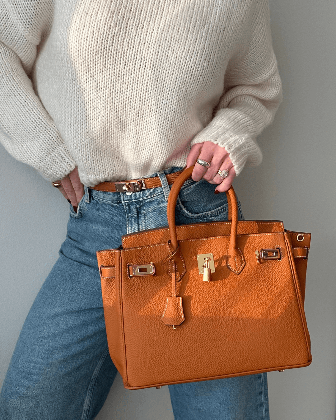 "Sofistikert skinnveske i luksuriøst skinn, elegant og romslig, perfekt for moderne stil."