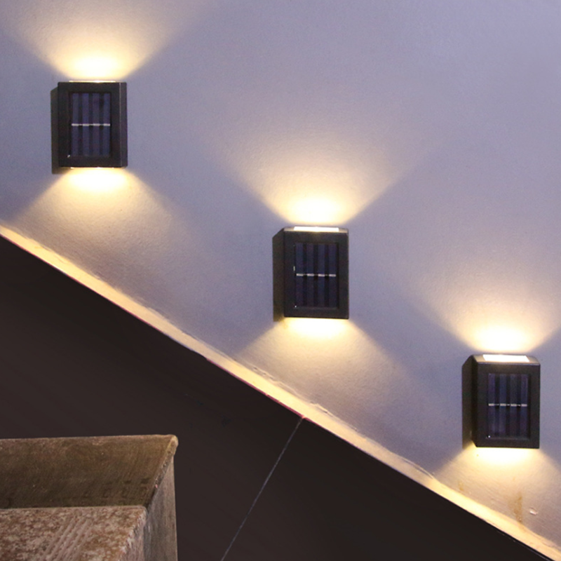 "Solcelle veggmontert lampe, IP65 vanntett, utendørs LED-lys i grått, gir elegant belysning for hage og gårdsplass."