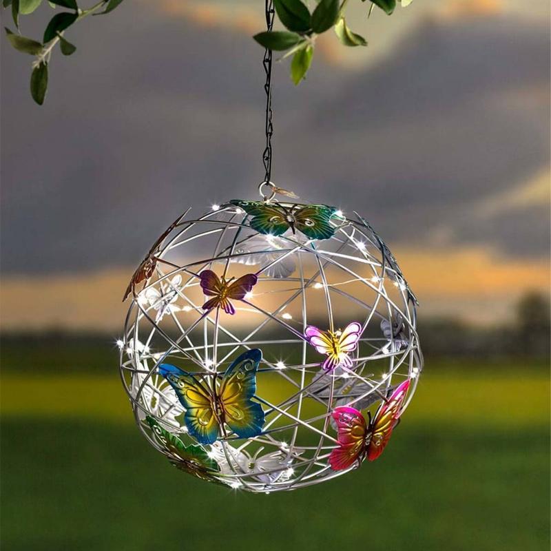 Solcelledrevet dekorativ utendørs lampe med sommerfuglmotiv, fargerike detaljer, perfekt for hage og terrasse.