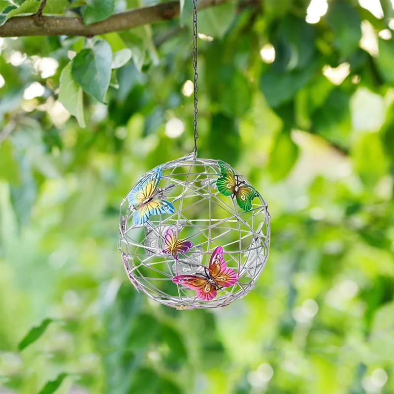 Solcelledrevet dekorativ utendørs lampe med sommerfuglmotiv, fargerike detaljer, perfekt for hage og terrasse.