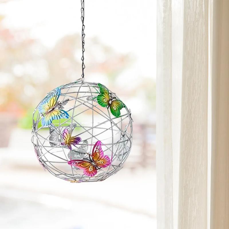 Solcelledrevet dekorativ utendørs lampe med sommerfuglmotiv, fargerike detaljer, perfekt for hage og terrasse.