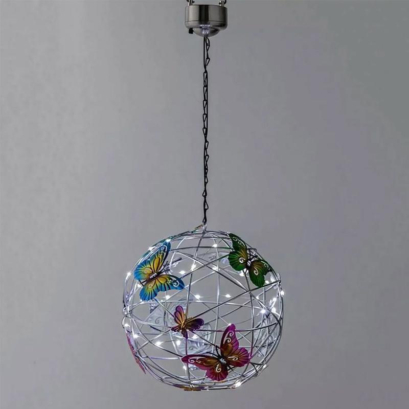 Solcelledrevet dekorativ utendørs lampe med sommerfuglmotiv, fargerike detaljer, perfekt for hage og terrasse.