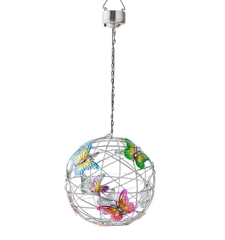 Solcelledrevet dekorativ utendørs lampe med sommerfuglmotiv, fargerike detaljer, perfekt for hage og terrasse.