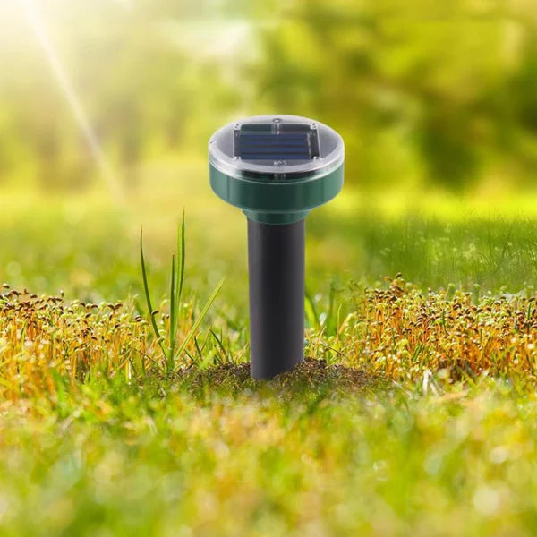 Effektiv mulvarp- og gnagerskremmer med solcellepanel. Holder hagen fri for skadedyr året rundt.