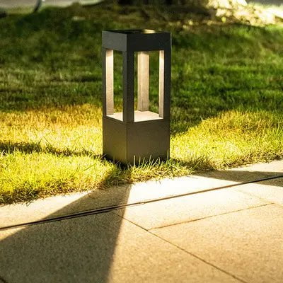 "Solcelledrevet utendørs hagelampe med varm hvit LED-glød, værbestandig IP65 design i jern og polykarbonat."