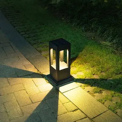 "Solcelledrevet utendørs hagelampe med varm hvit LED-glød, værbestandig IP65 design i jern og polykarbonat."