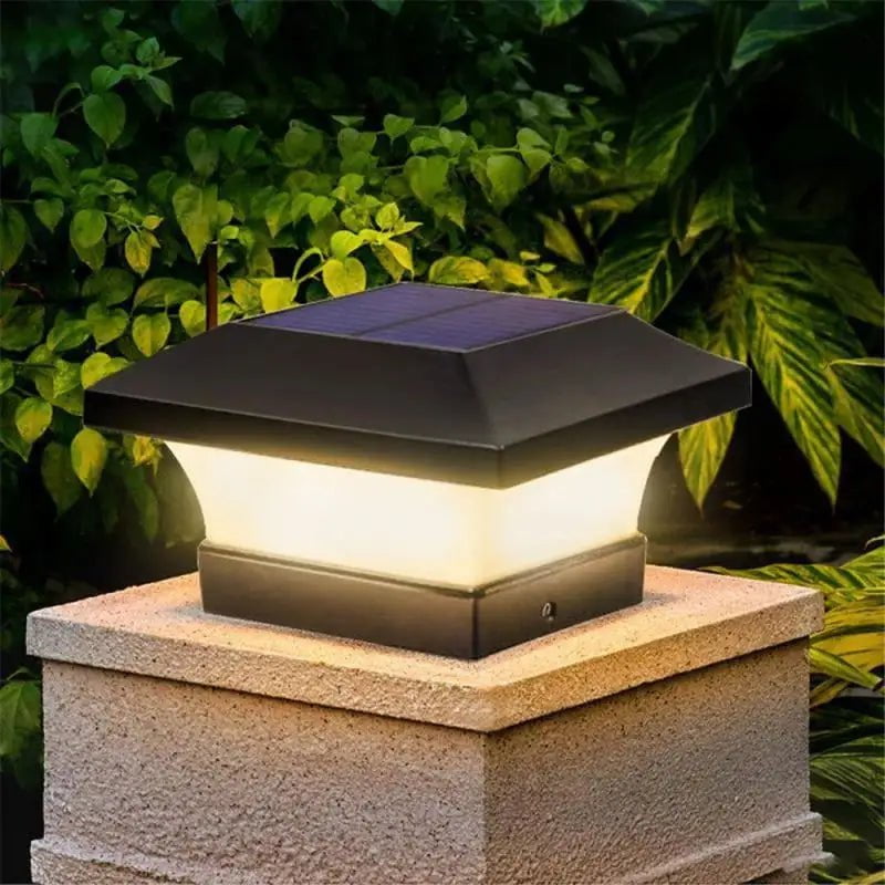 "Solcelledrevet utendørs LED-lampe med IP65, moderne design i jern og ABS, varm hvit belysning, perfekt for hagen."