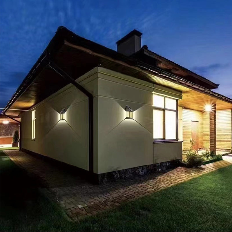 Solcelledrevet utendørs vegglampe med LED, robust metallkropp, smart sensor, IP65, ideell for terrasser og hager.