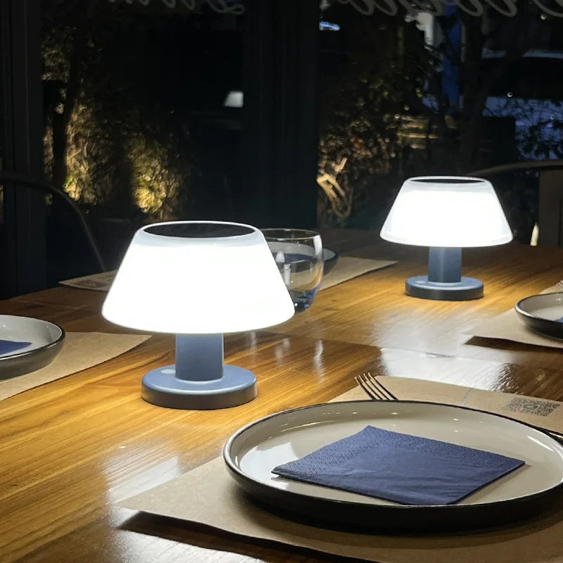 "Solcelledrevet vanntett LED bordlampe med moderne design, bærekraftig belysning for innendørs/utendørs bruk."