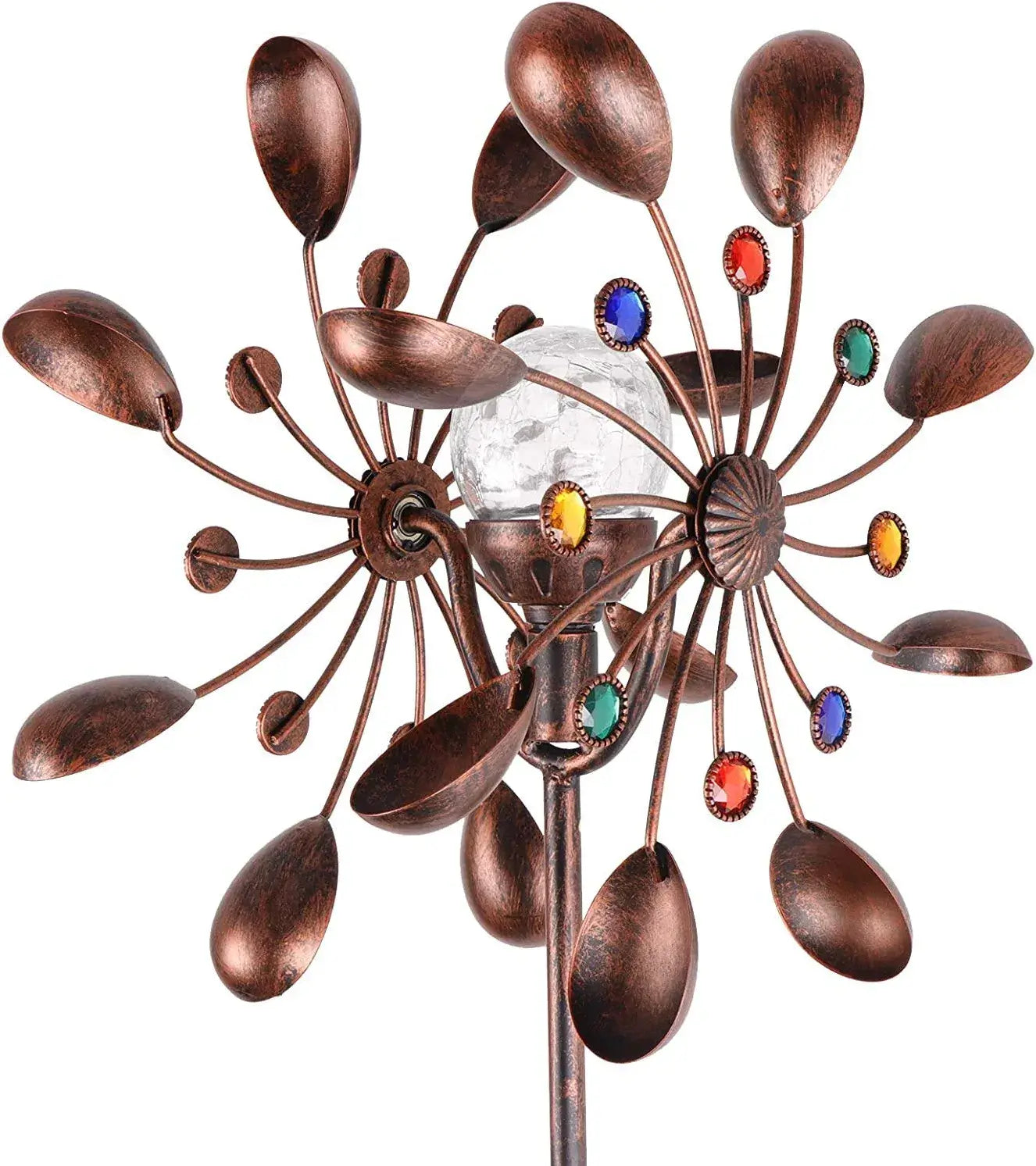 Tekstur og materialer: glasskule og metallskulptur i en solcelledrevet, lysende vindspinner.