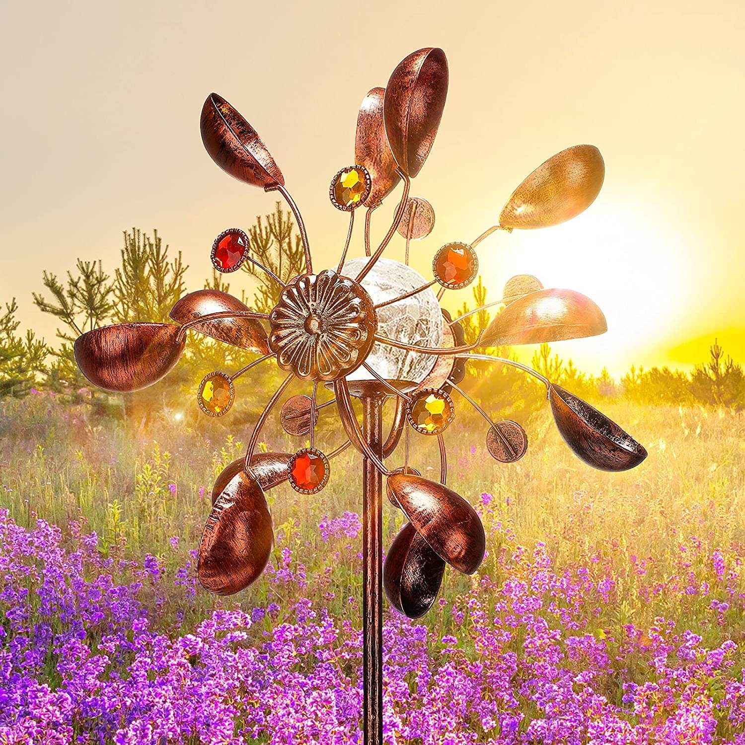 Oversiktsbilde av en glasskule-vindspinner med solcellepanel, som beriker hagen med sitt unike design.