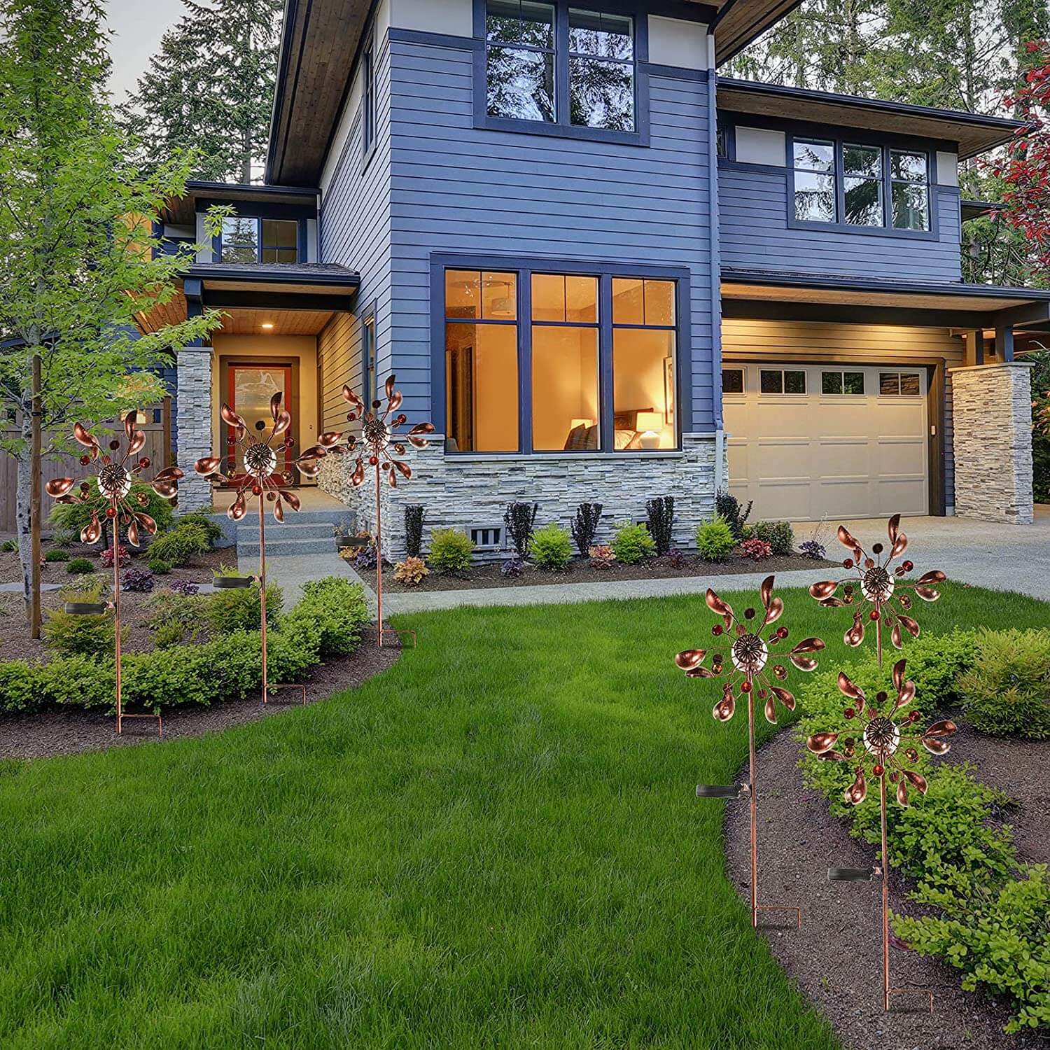 Solcellevindspinner med skiftende LED-farger som reflekteres i glasskulen, ideell for utendørsdekor.