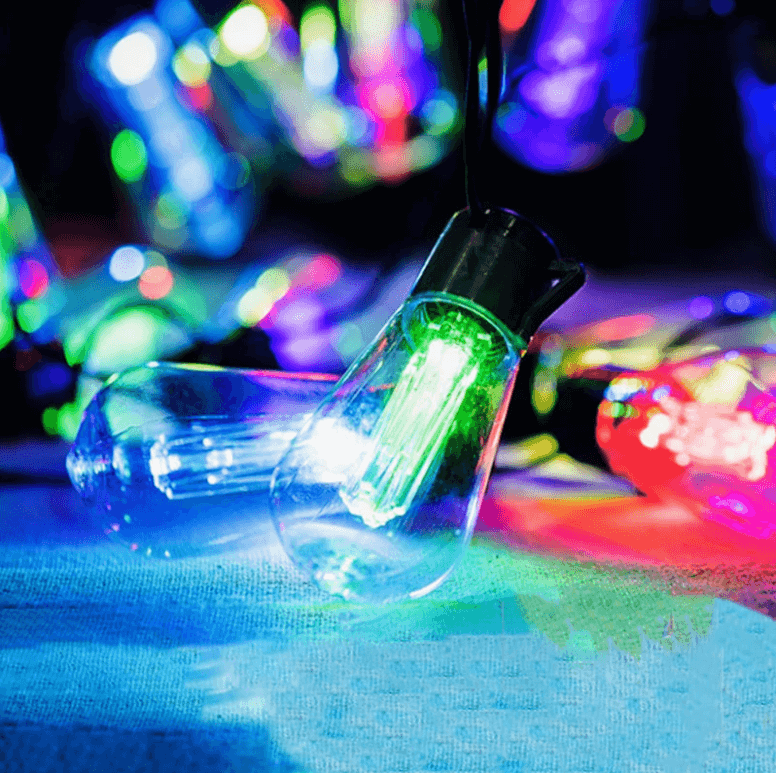 Solcelledrevne LED-lyslenker opplyser en uteplass om kvelden, skaper koselig stemning og utendørs dekorasjon