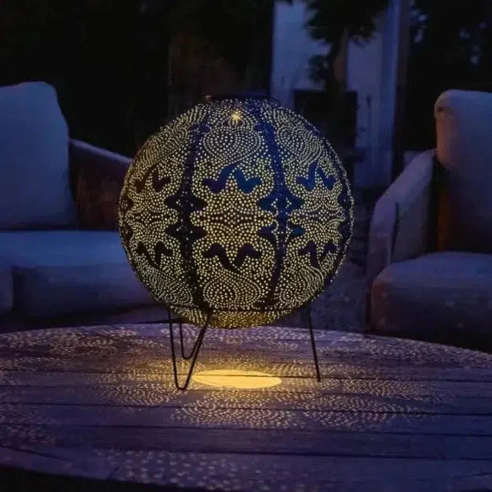 "Solcellelanterne med Marrakesh-mønster i slitesterkt Tyvek-materiale, ideell for å skape en varm atmosfære utendørs."