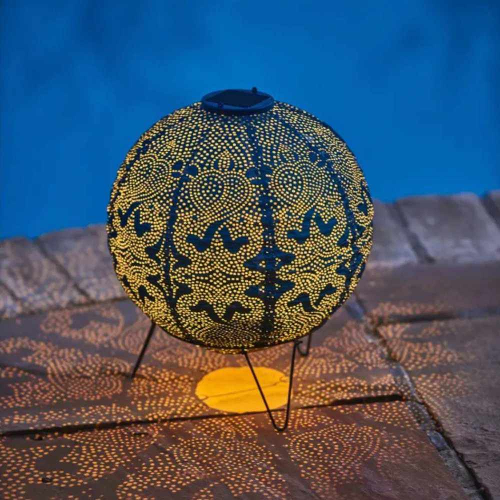 "Solcellelanterne med Marrakesh-mønster i slitesterkt Tyvek-materiale, ideell for å skape en varm atmosfære utendørs."