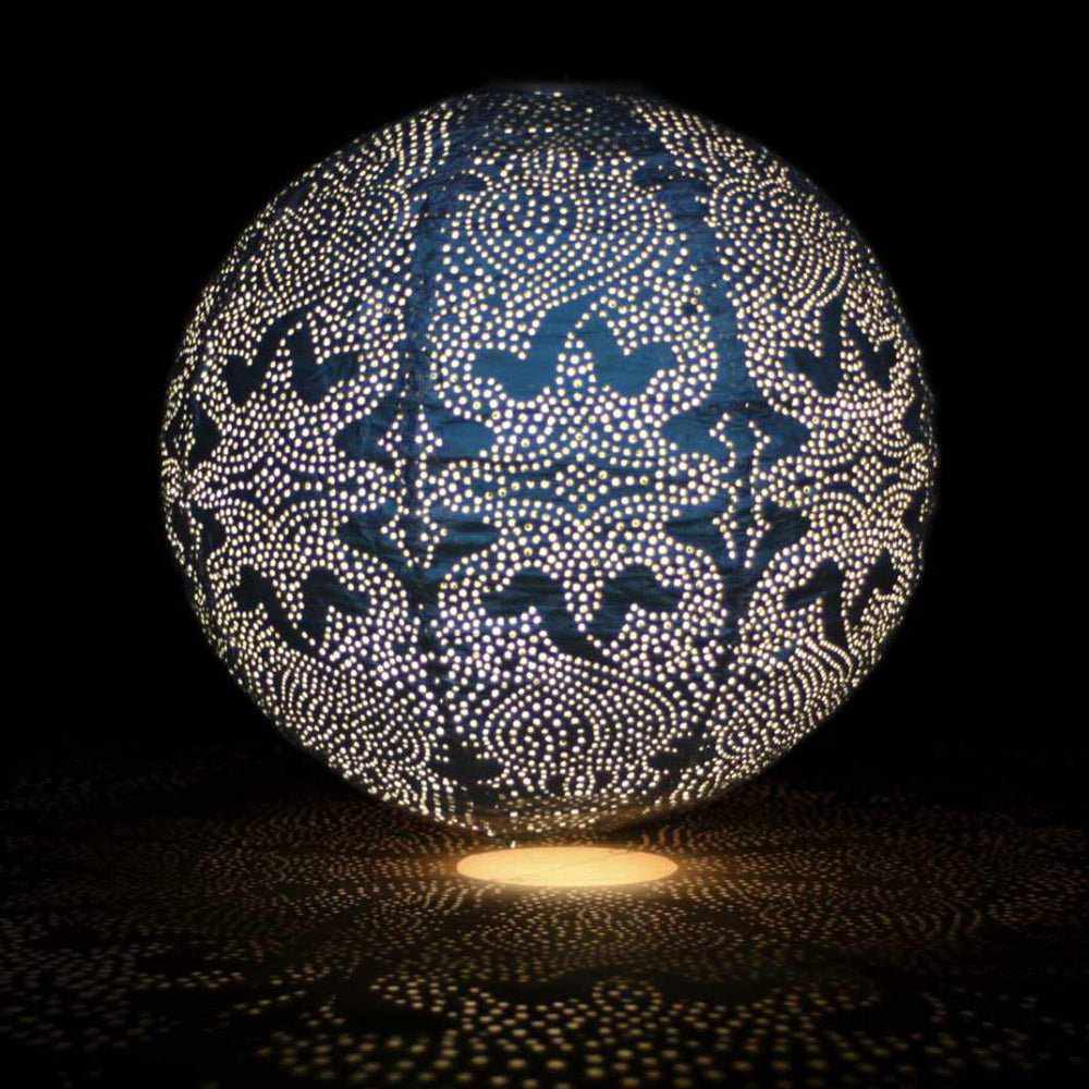 "Solcellelanterne med Marrakesh-mønster i slitesterkt Tyvek-materiale, ideell for å skape en varm atmosfære utendørs."