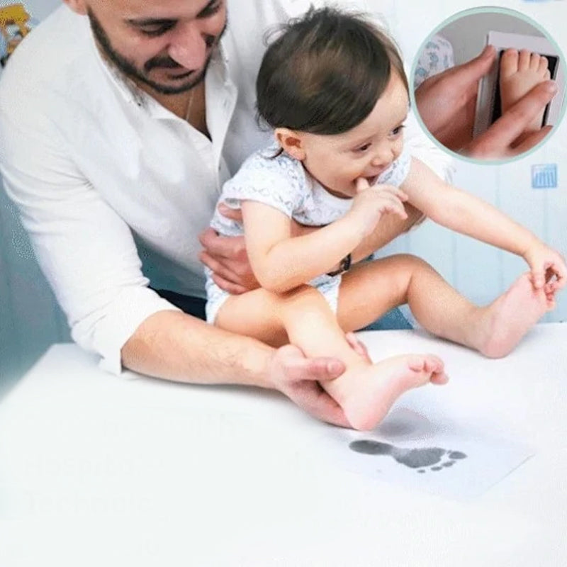 "Søle-fritt baby avtrykksett: Trygg, enkel minnebevaring av babyens hånd- og fotavtrykk i klare farger."