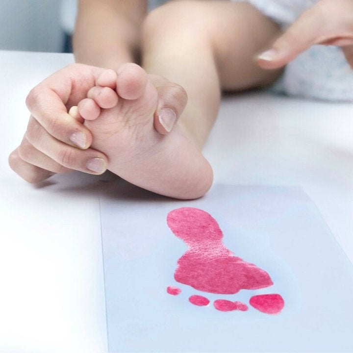 "Søle-fritt baby avtrykksett: Trygg, enkel minnebevaring av babyens hånd- og fotavtrykk i klare farger."