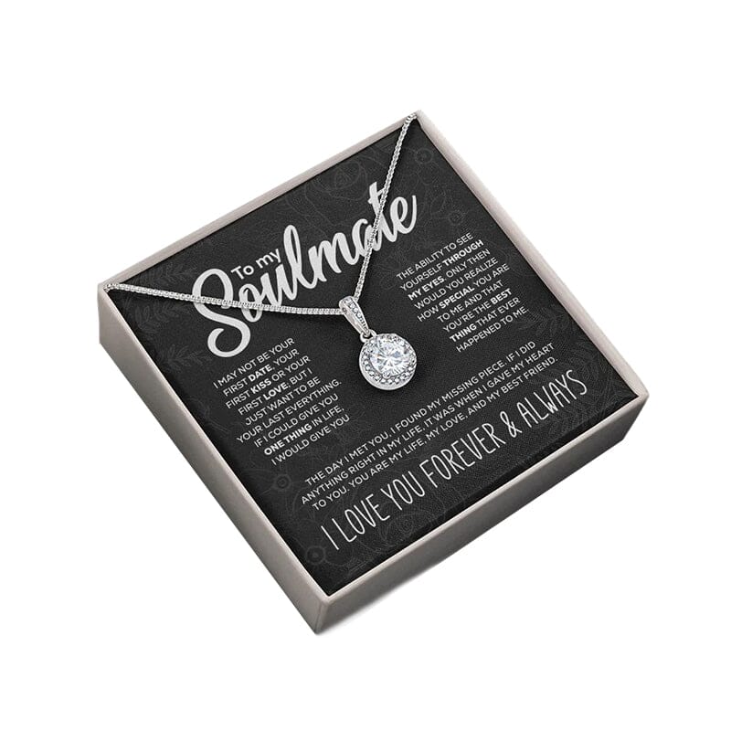 "Sølvfarget rund halskjede med glitrende overflate og kjærlighetsknute, justerbar lengde, tidløs gaveidé."