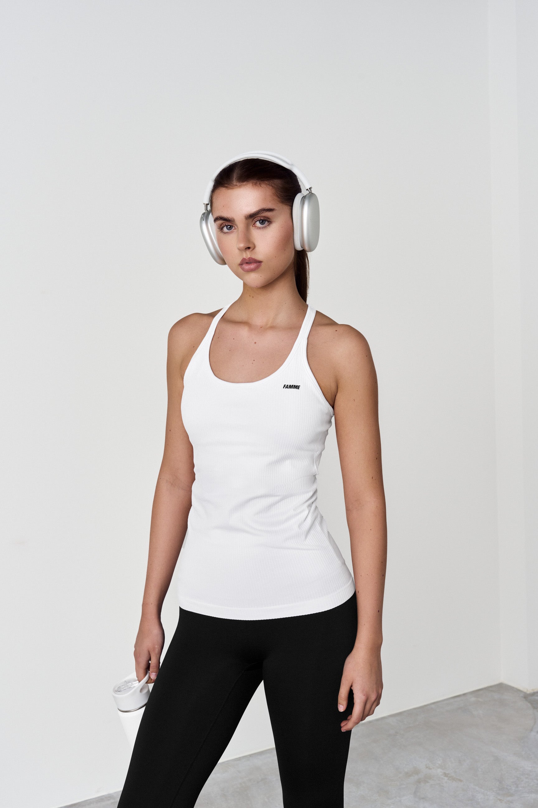 "Sømløs tank top med innebygd BH, mykt og stretchy stoff for komfort, perfekt for trening og daglig bruk."