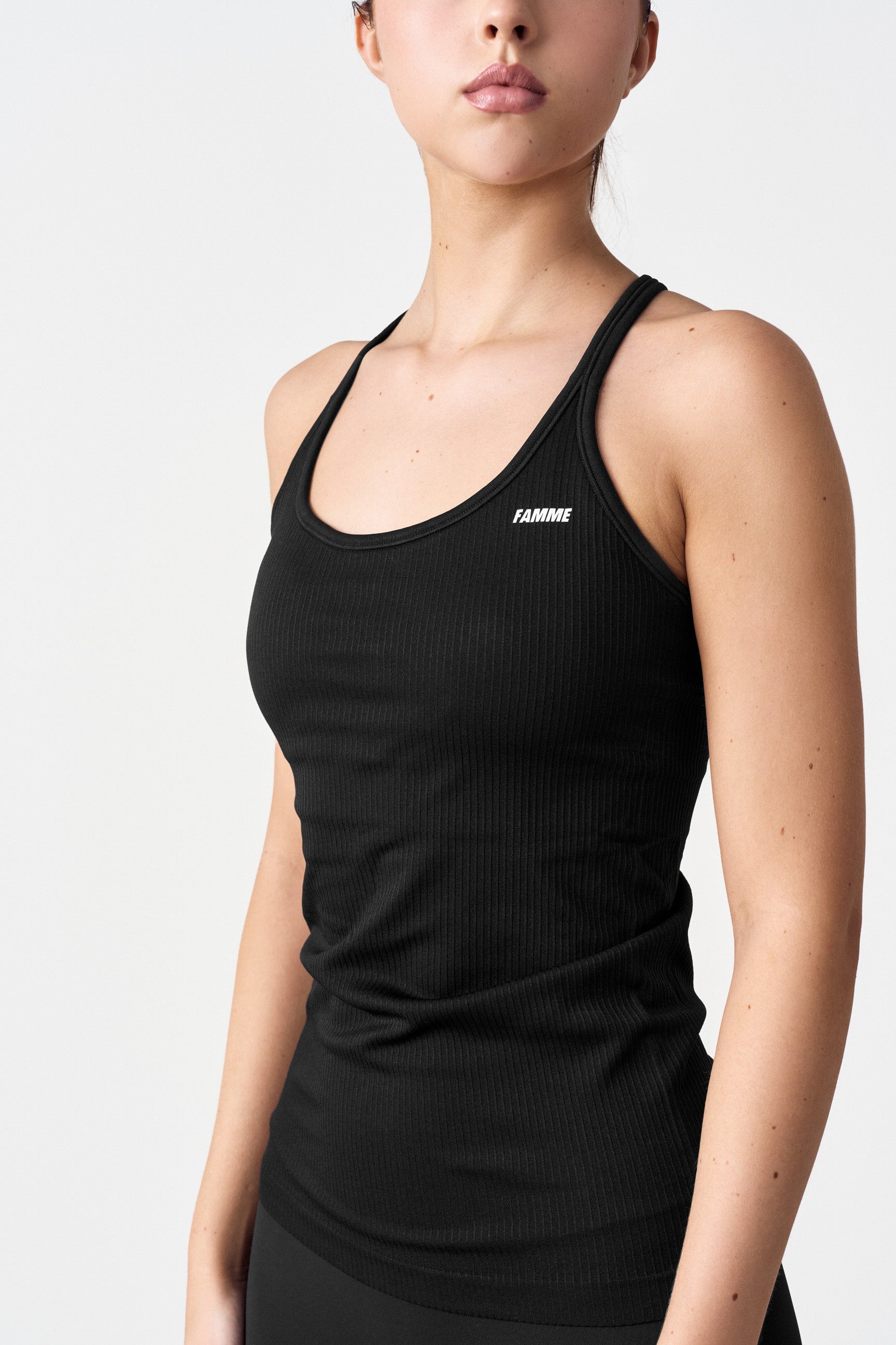 "Sømløs tank top med innebygd BH, mykt og stretchy stoff for komfort, perfekt for trening og daglig bruk."