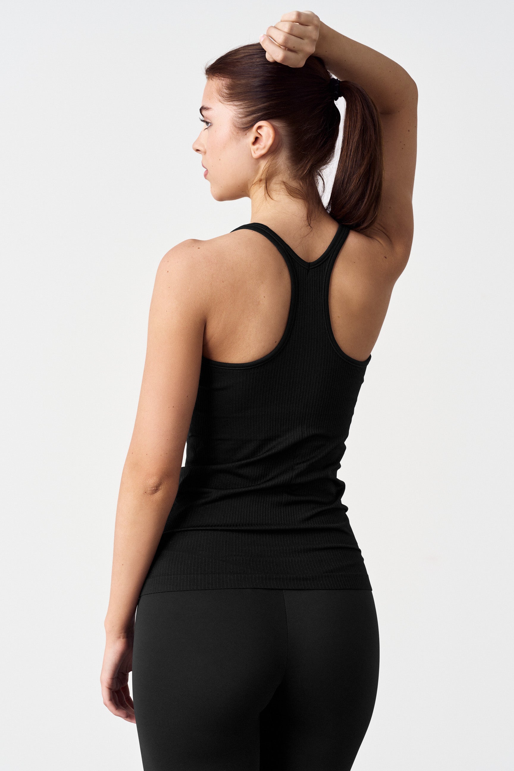 "Sømløs tank top med innebygd BH, mykt og stretchy stoff for komfort, perfekt for trening og daglig bruk."