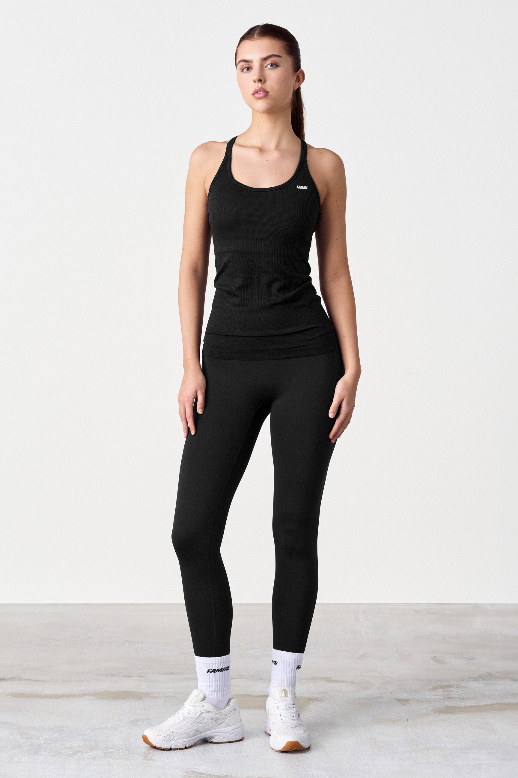 "Sømløs tank top med innebygd BH, mykt og stretchy stoff for komfort, perfekt for trening og daglig bruk."