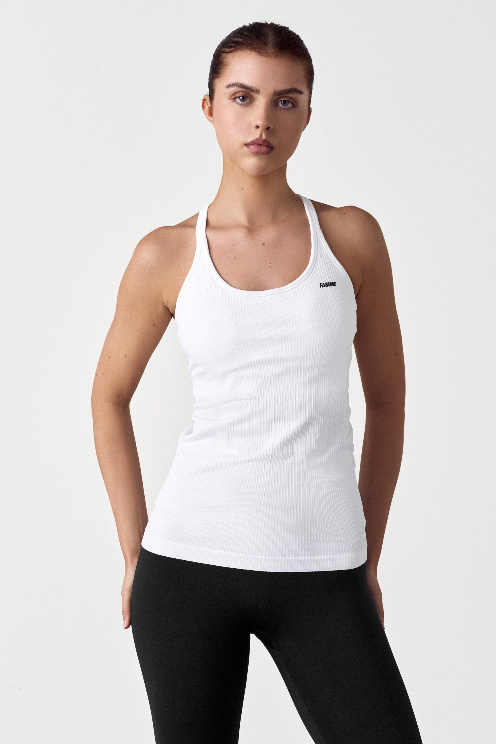 "Sømløs tank top med innebygd BH, mykt og stretchy stoff for komfort, perfekt for trening og daglig bruk."