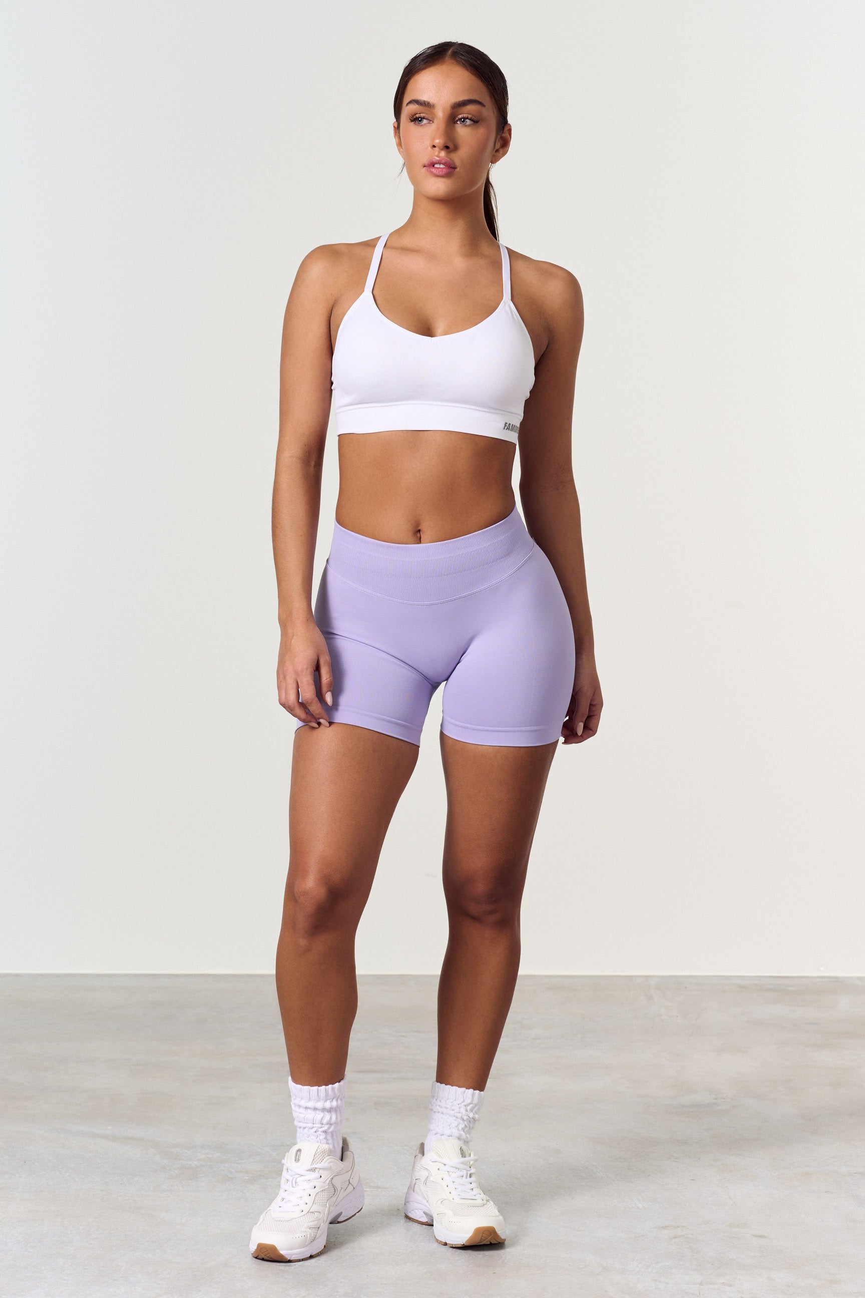 "Sømløse treningsshorts med scrunch-effekt for kurver, sort, sett forfra. Komfortabel med mid waist og 4-veis stretch."