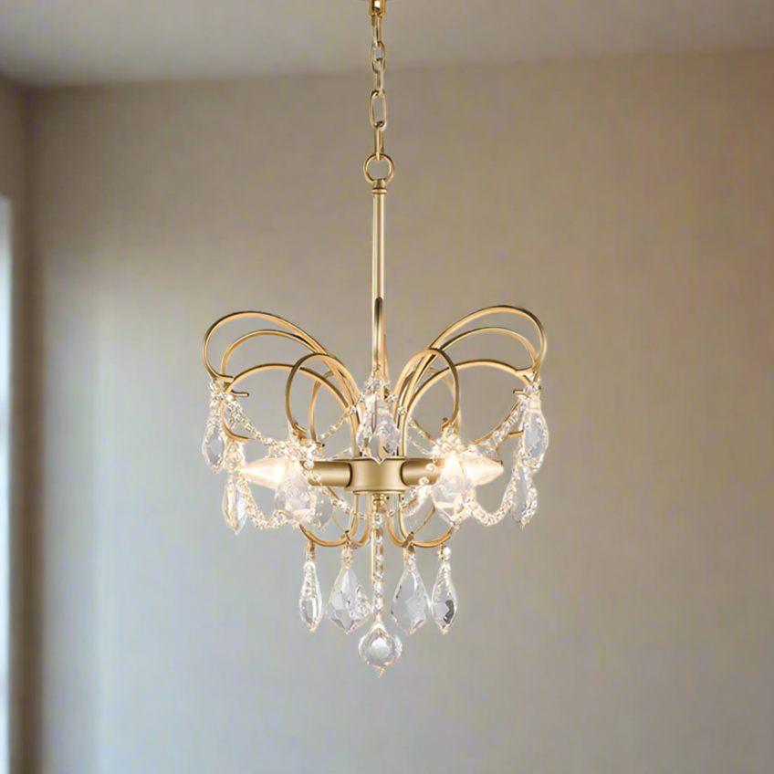"Sommerfuglformet lysekrone i kunstnerisk messing, med unikt design og LED-lys, for moderne stuebelysning."