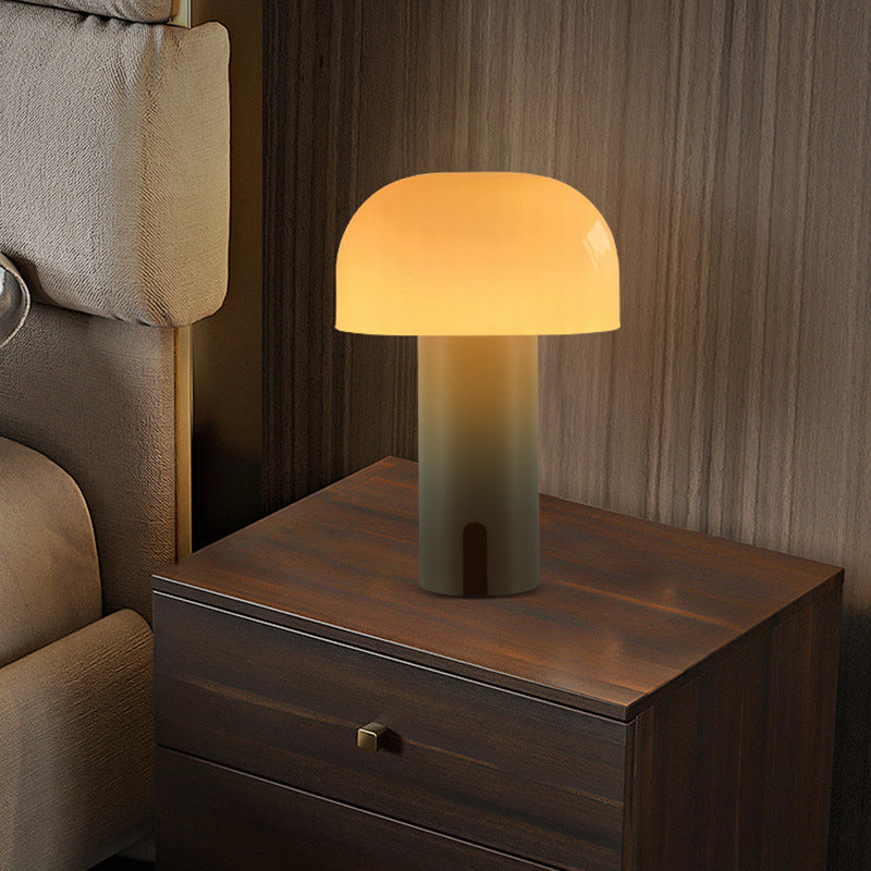 "Sopp bordlampe, trådløs og dimbar, europeisk design. Elegant soppformet lampe i flere farger for stilfull belysning."