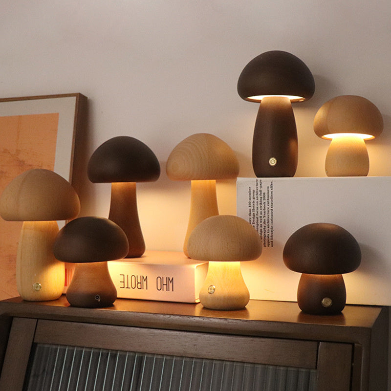 "Soppformet oppladbar bordlampe i tre med LED-lys, laget av bøk eller valnøtt. Gir varmt, behagelig lys."
