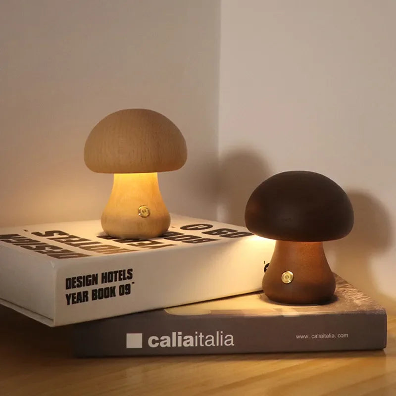 "Soppformet oppladbar bordlampe i tre med LED-lys, laget av bøk eller valnøtt. Gir varmt, behagelig lys."