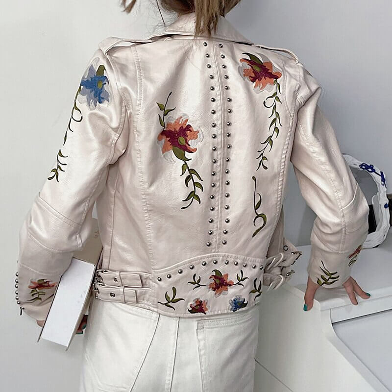Unik dame skinnjakke med distinkt blomsterbroderi. En statement-jakke for enhver garderobe.