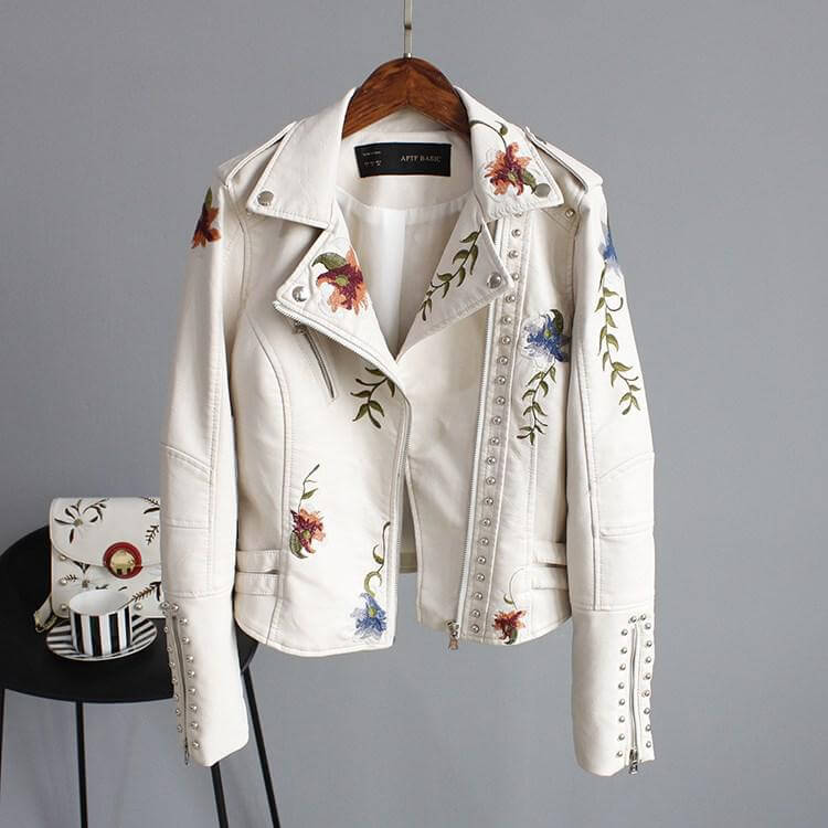 Allsidig dame skinnjakke med blomsterbroderi; kan styles opp eller ned. Trendy mote.