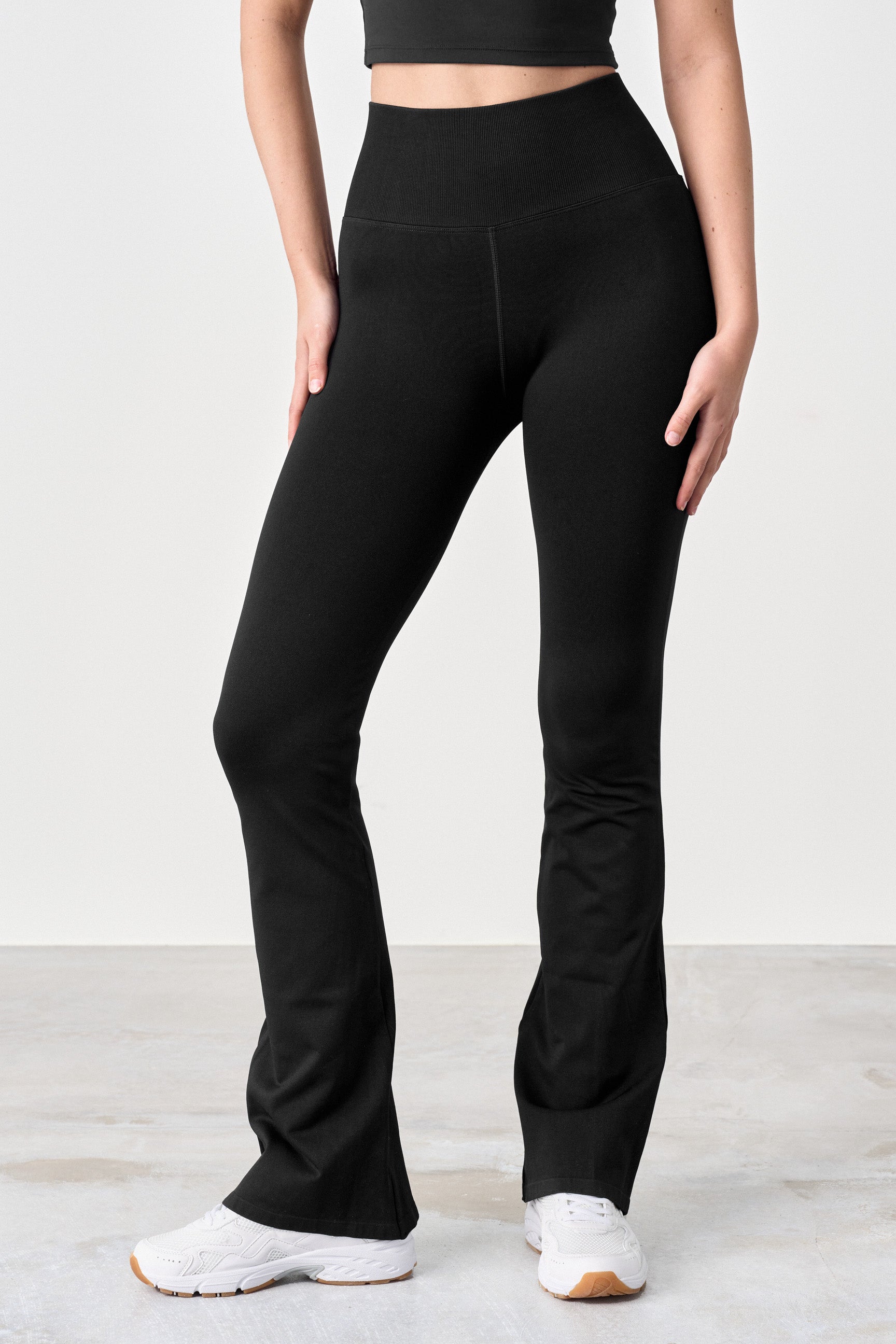 "Sorte slengbukser dame, sømløs design, fleksibelt stoff, ribbestrikket høyt liv, flared ben, squatproof."