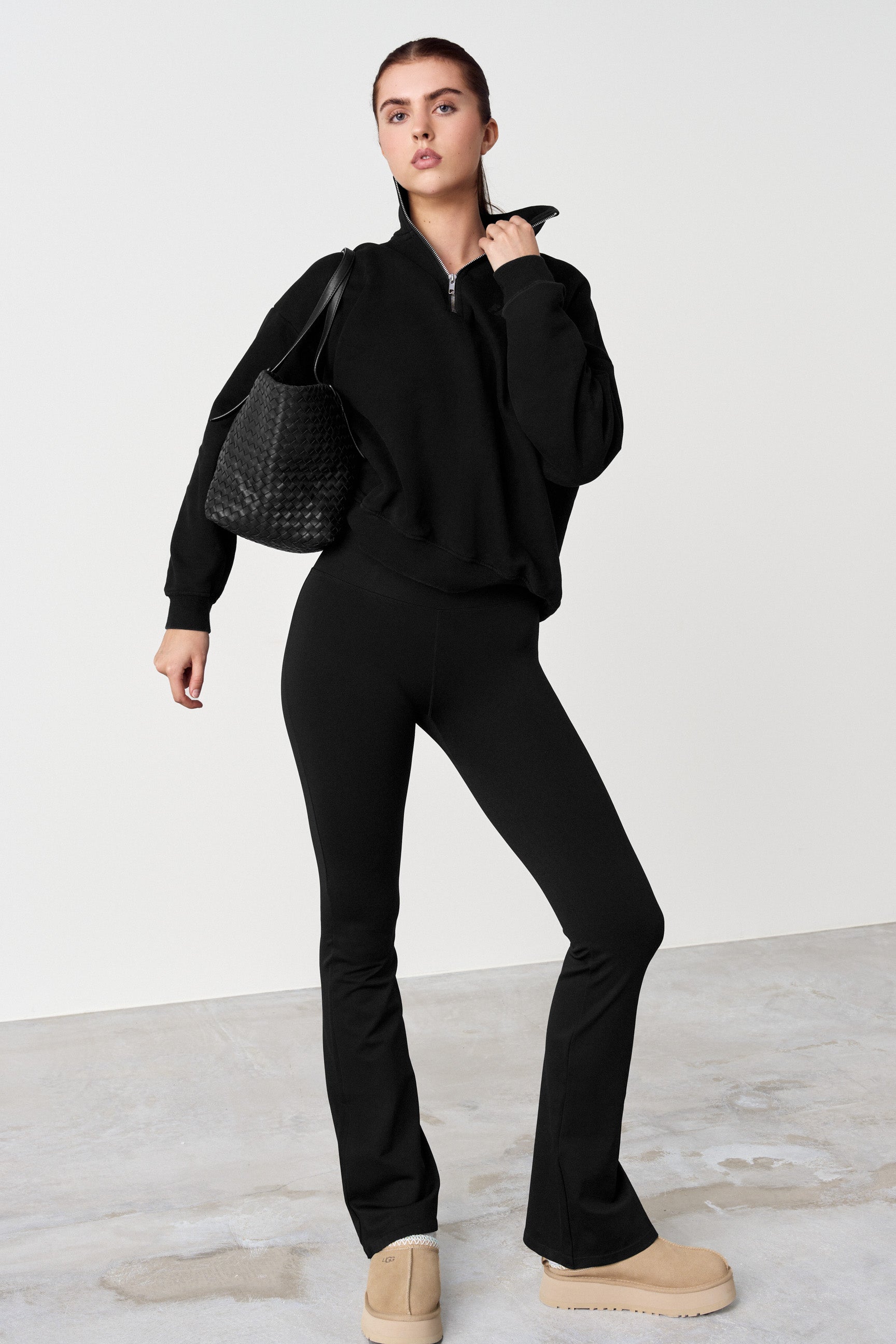 "Sorte slengbukser dame, sømløs design, fleksibelt stoff, ribbestrikket høyt liv, flared ben, squatproof."