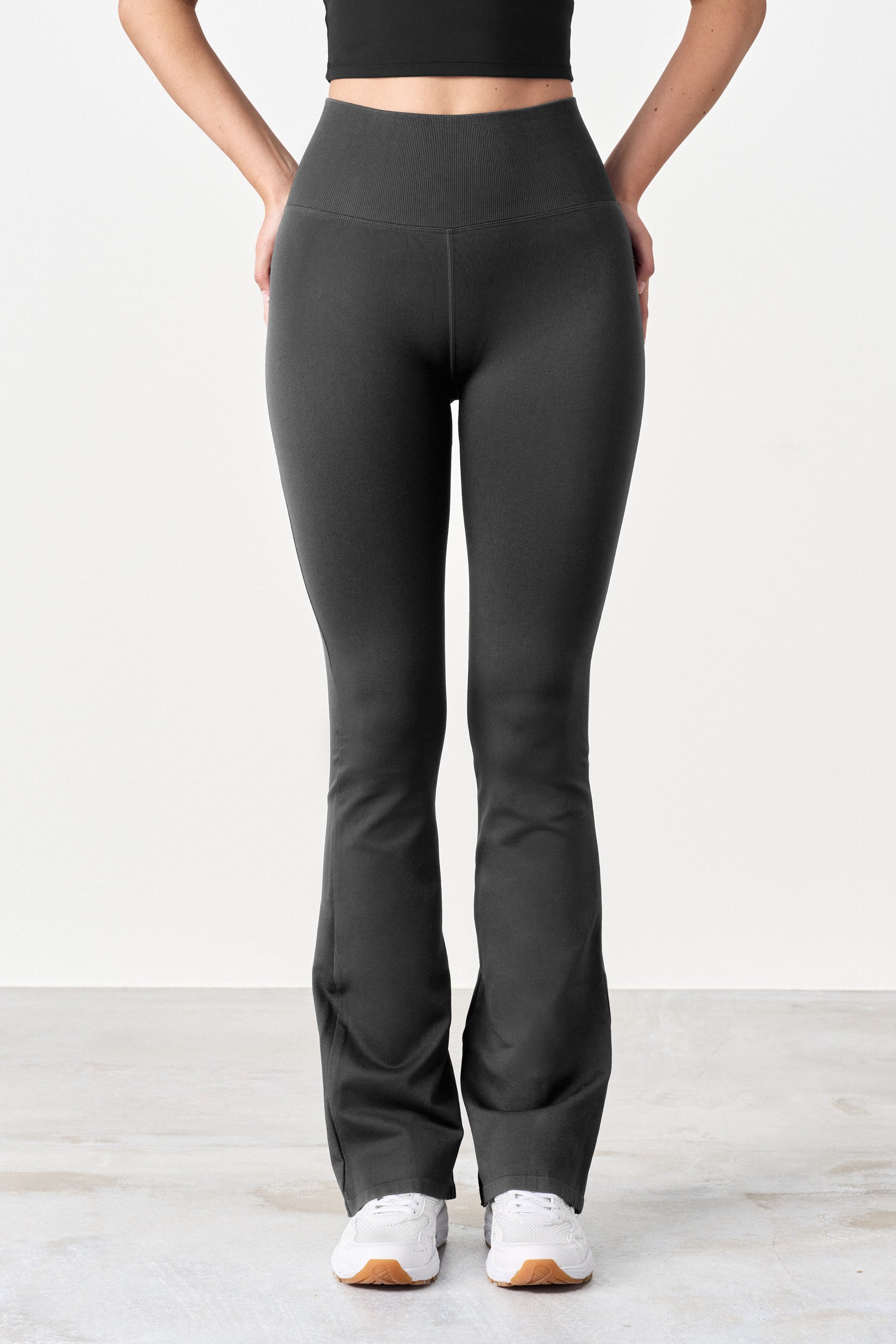 "Sorte slengbukser dame, sømløs design, fleksibelt stoff, ribbestrikket høyt liv, flared ben, squatproof."