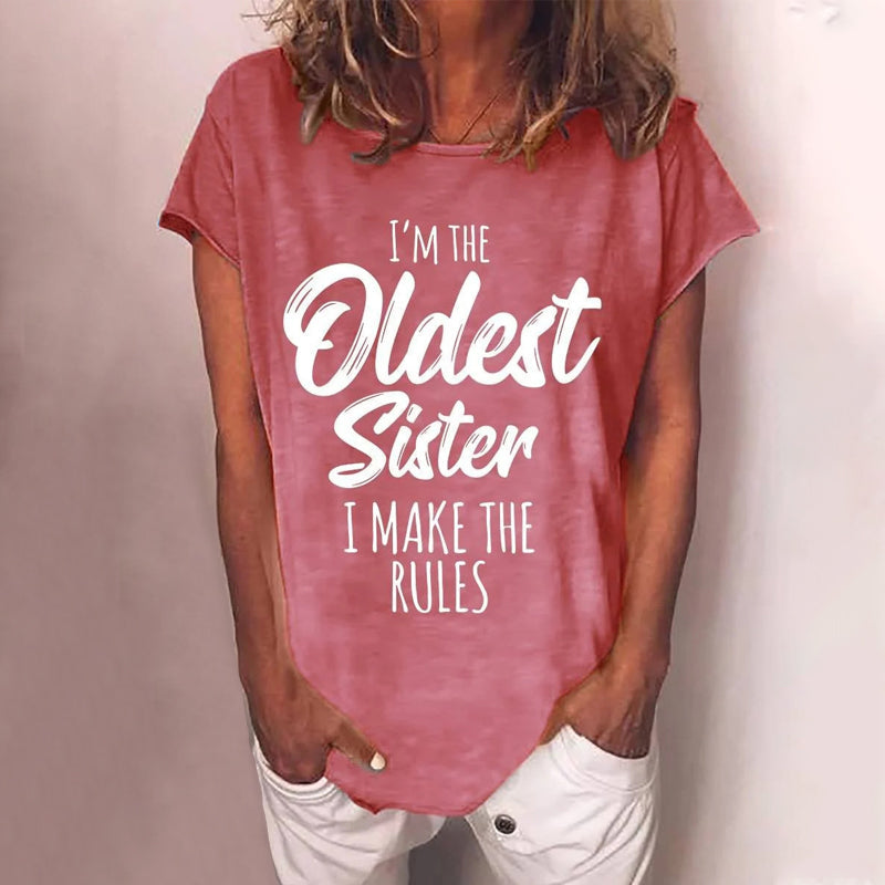 "Søster T-skjorte i myk bomull med rund hals, humoristisk tekst og stilige motiver, perfekt for uformelle anledninger."