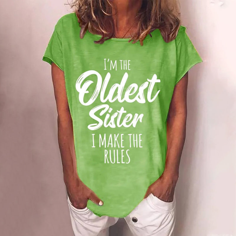 "Søster T-skjorte i myk bomull med rund hals, humoristisk tekst og stilige motiver, perfekt for uformelle anledninger."