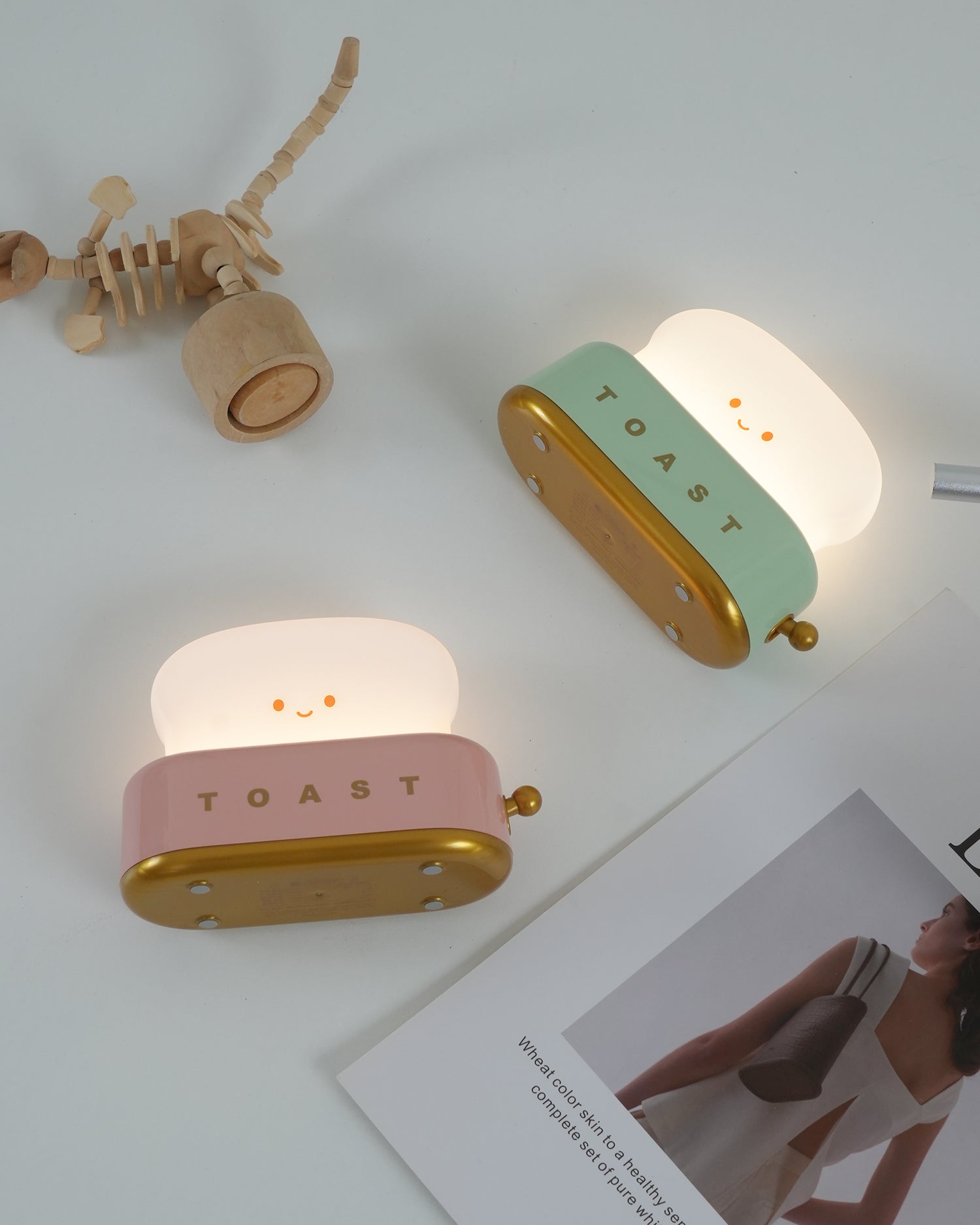 "Søt bordlampe i brødristerform, trådløs, oppladbar, i metalliakryl, justerbar lysstyrke, grønn, mandelgul, rosa."