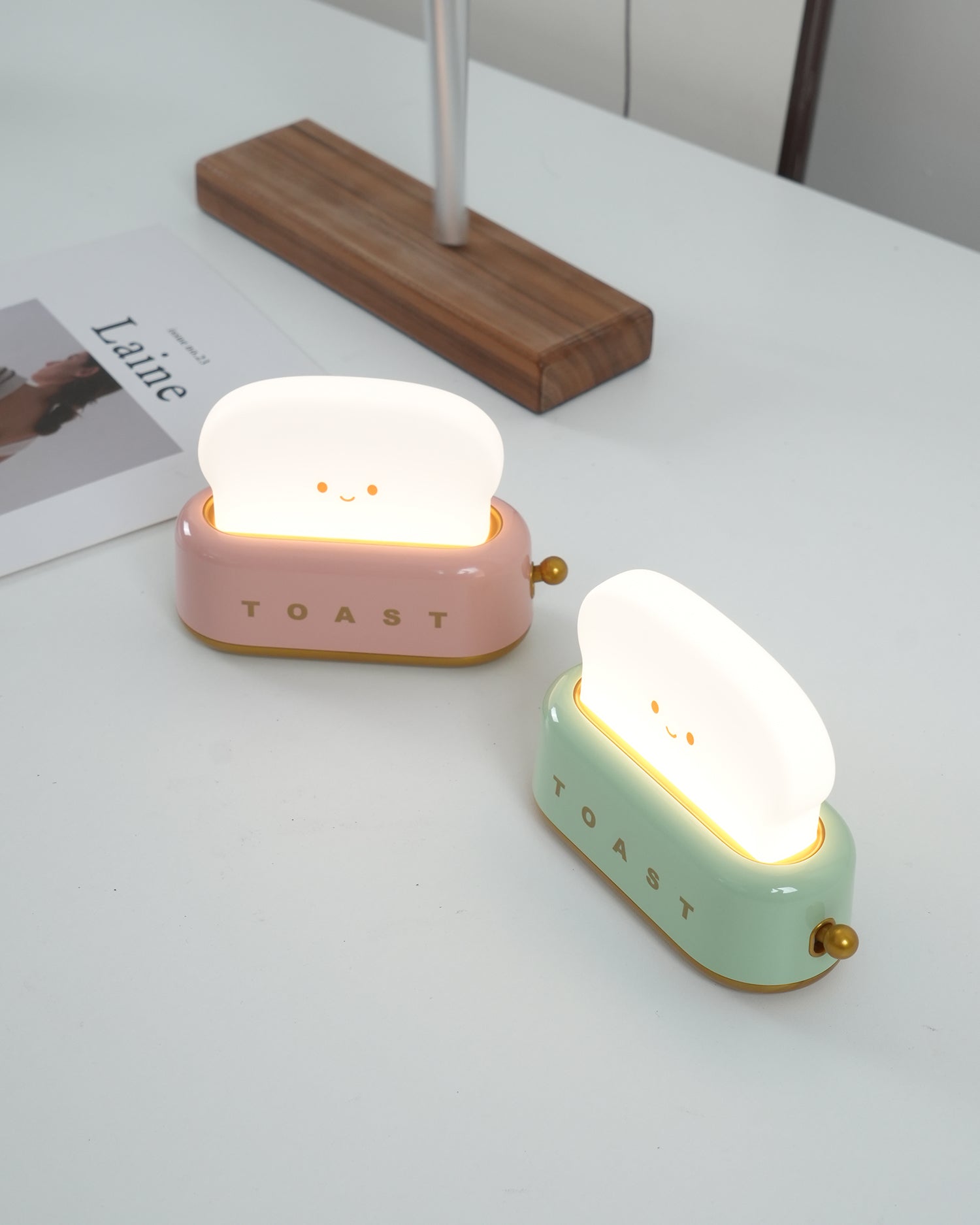 "Søt bordlampe i brødristerform, trådløs, oppladbar, i metalliakryl, justerbar lysstyrke, grønn, mandelgul, rosa."