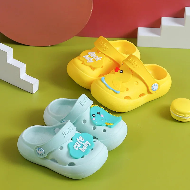 "Søte, fargerike barneslippers; pustende stoff, myke materialer. Perfekt for trygg, aktiv lek med antiskli såle."