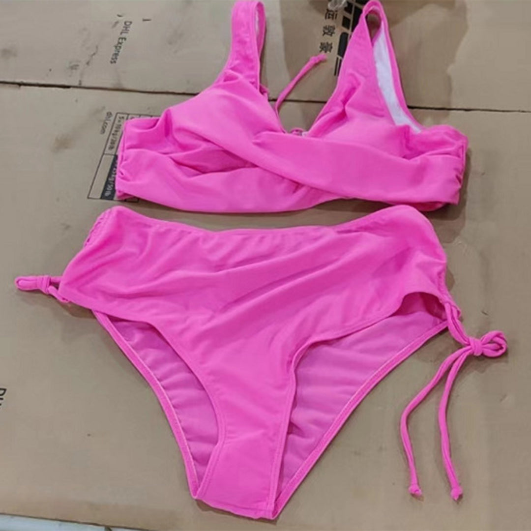 "Sporty flerfarget bikini for damer med livlige farger. Perfekt for strand og basseng. Justerbar passform for komfort."