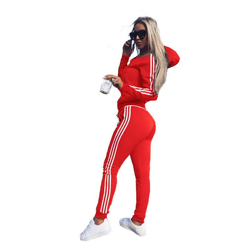 "Sporty stripete treningssett for kvinner med hettejakke og tights. Trendy design og allsidig for trening og hverdag."