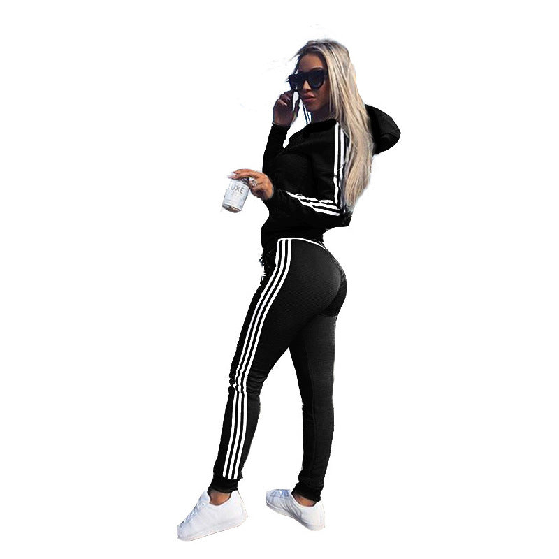 "Sporty stripete treningssett for kvinner med hettejakke og tights. Trendy design og allsidig for trening og hverdag."