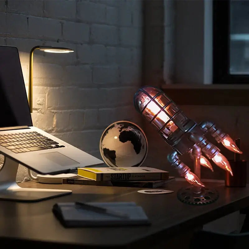 Kult tilbehør: Steampunk rakett bordlampe. Ideell som unik gave og industriell innredning for ethvert rom.