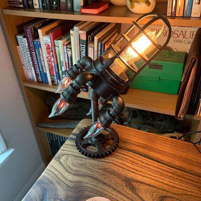Steampunk rakett bordlampe i metall og tre, unik industriell stil. Flott dekorasjon og belysning for barn.