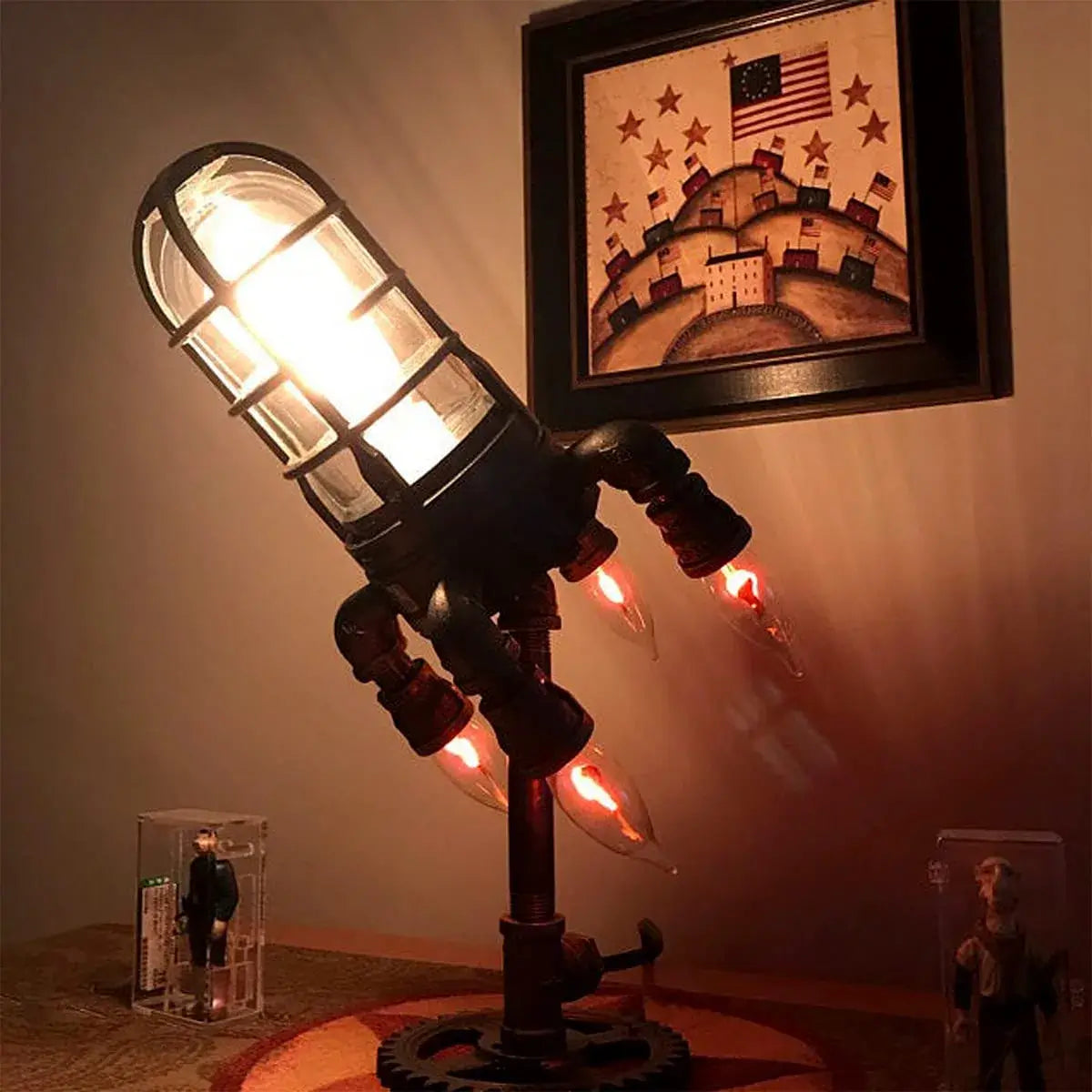 Sjarmerende retro rakett bordlampe med Steampunk detaljer. Kreativ belysning og gave for hjem og kontor.