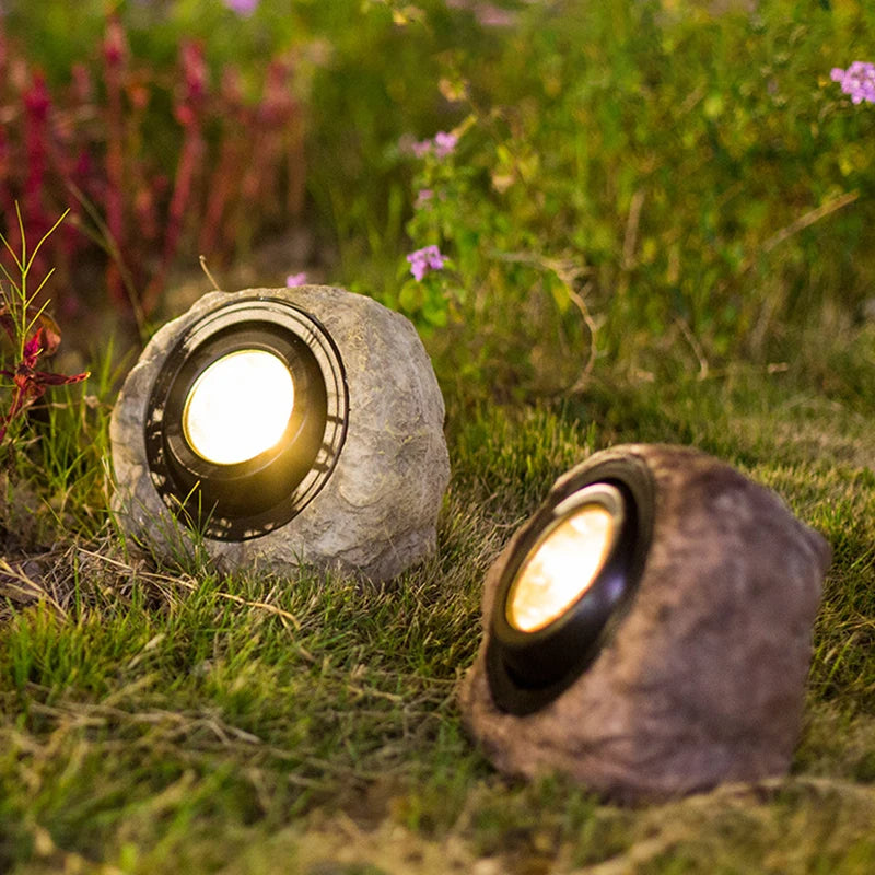 "Steinformet solcelledrevet LED utelys, naturlig design, perfekt for hager og terrasser, miljøvennlig og stilfull."